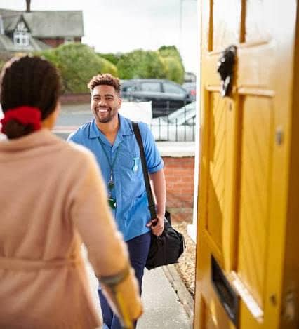 گھر پر ڈاکٹر نرسز اٹینڈ میڈ اور مریض کی مکمل دیکھ بھال کی جاتی ہے 3