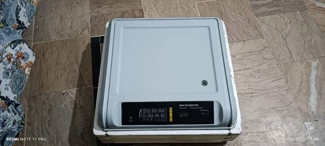 65 Eggs Auto Rotate Incubitor