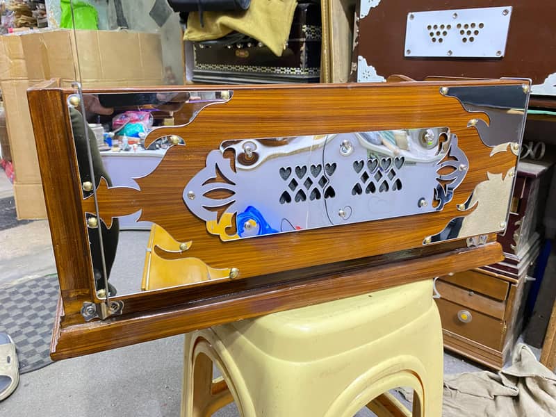 camera below harmonium 9