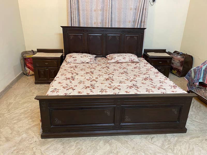Woooden Solid Bed with side tbles 0