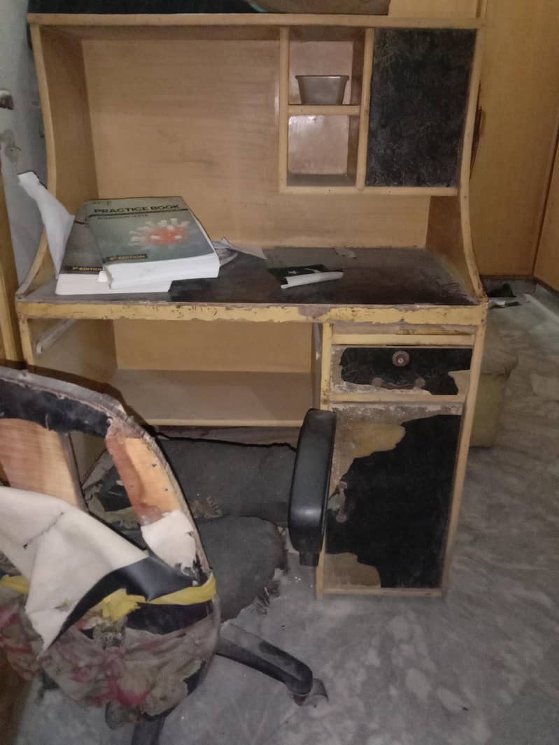 Computer Table + chair 0