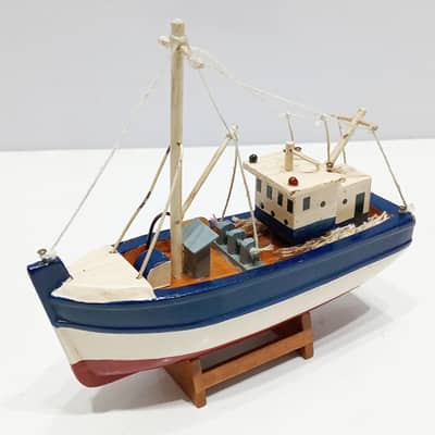 Wooden Model Fishing Boat Featuring Realistic Fishing Details
