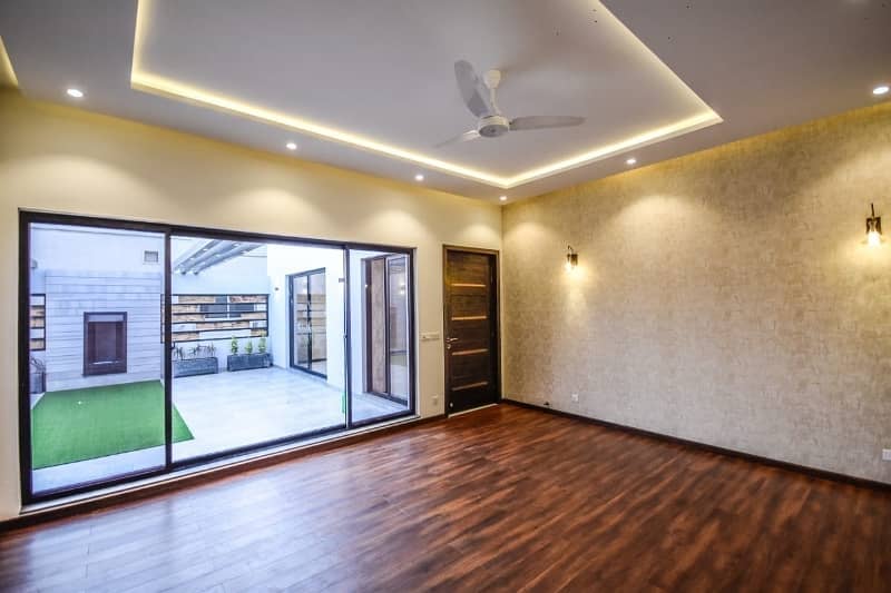 5 MARLA ELEGANT AND FULLY MAINTAINED SUPER HOT LOCATED BUNGALOW IS AVAILABLE IN THE BEST BLOCK OF DHA LAHORE. 6