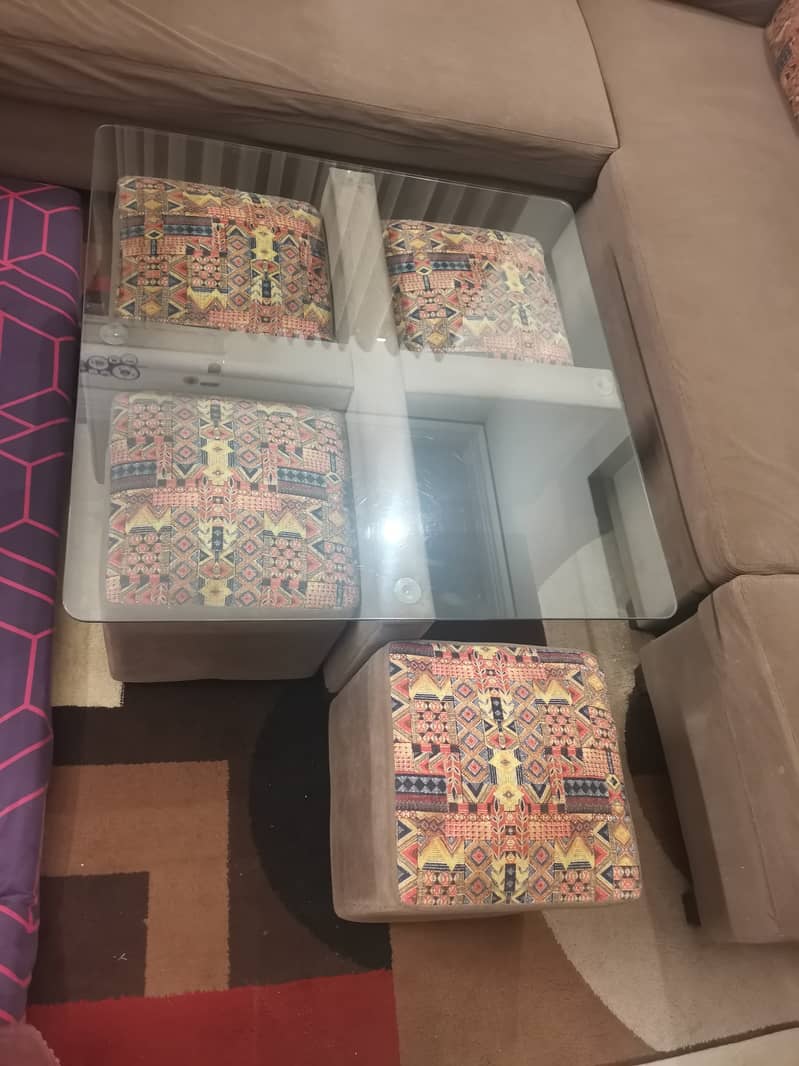 Central table with 4 stools. 1