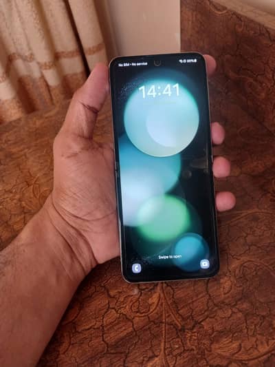 samsung z flip 5 10/10 is avaialble for sale