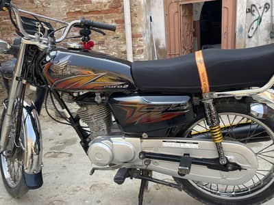 Honda cg125 model 2021 condition 10/10 ap ka samna ha Hyderabad number