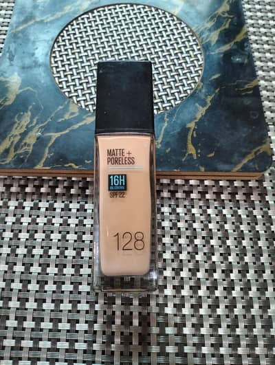 Maybelline New York Fit Me Matte + Pore less SPF 22 Foundation