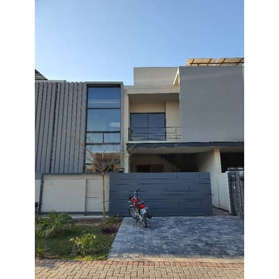 10 Marla Villa For Sale In D17