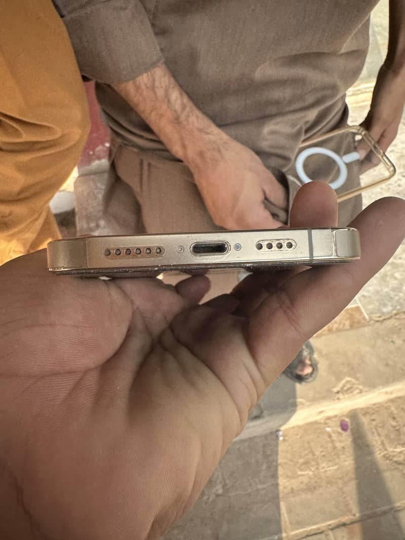 Apple iPhone 13 Pro Max 4