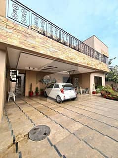 600 sq yards Old House for sale VIP location