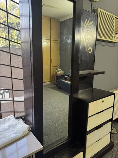 Dressing Table for Sale Full Mirror & 4 Drawers with Good Condition