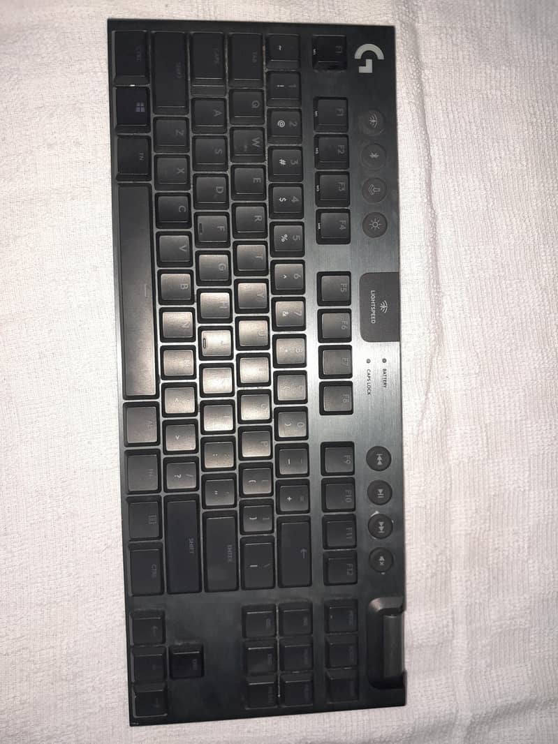 Logitech 915 gamming keyboard 1