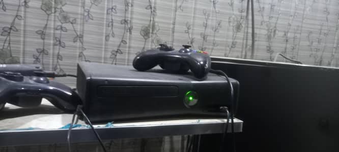XBOX 360 WITH BOX AND 2 WIRELESS CONTROLLERS
