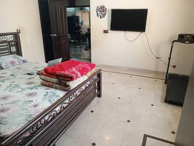 300 sq yards banglow in liveable condition