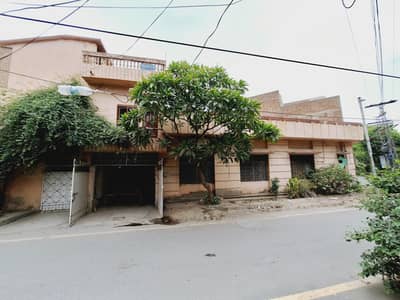 Investor Rate Corner Facing Park 7.25 Marla Old House For Sale Neelam Block Allama Iqbal Town