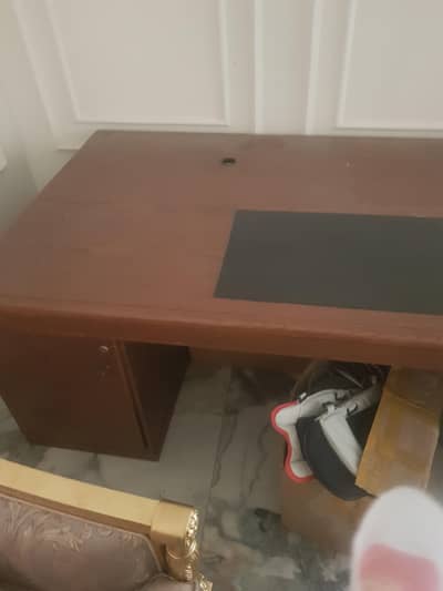 work man office table and revolving chair