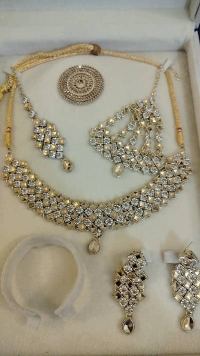 bridal set with jhumar and bindia