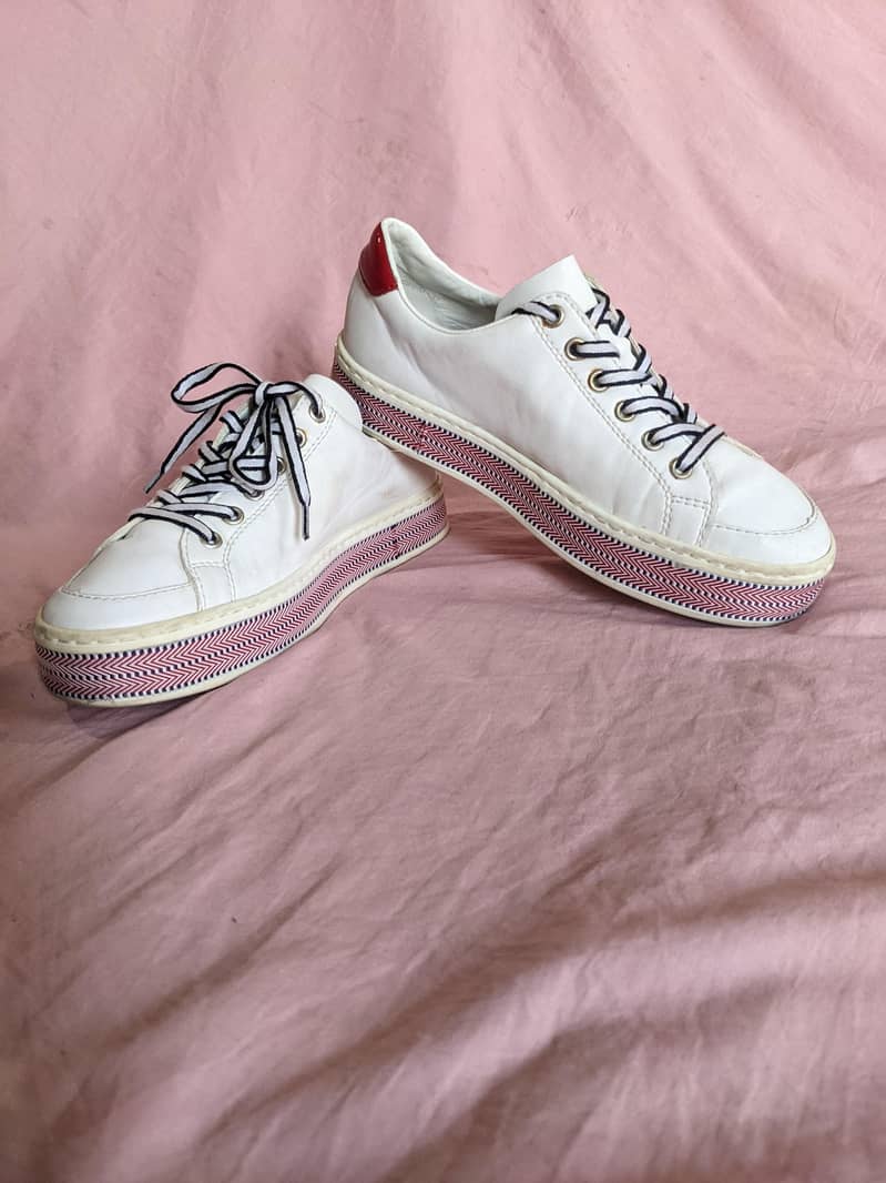 اعلیٰ کوالٹی برانڈڈ جوتے برائے فروخت -بالکل نئے حالت میں بہترین قیمت 0