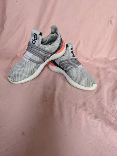 استمعال شدہ جوتے اچھی حالت میں مناسب قیمت پر