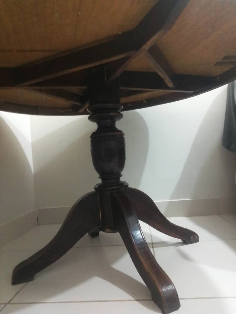 Round dining table 1