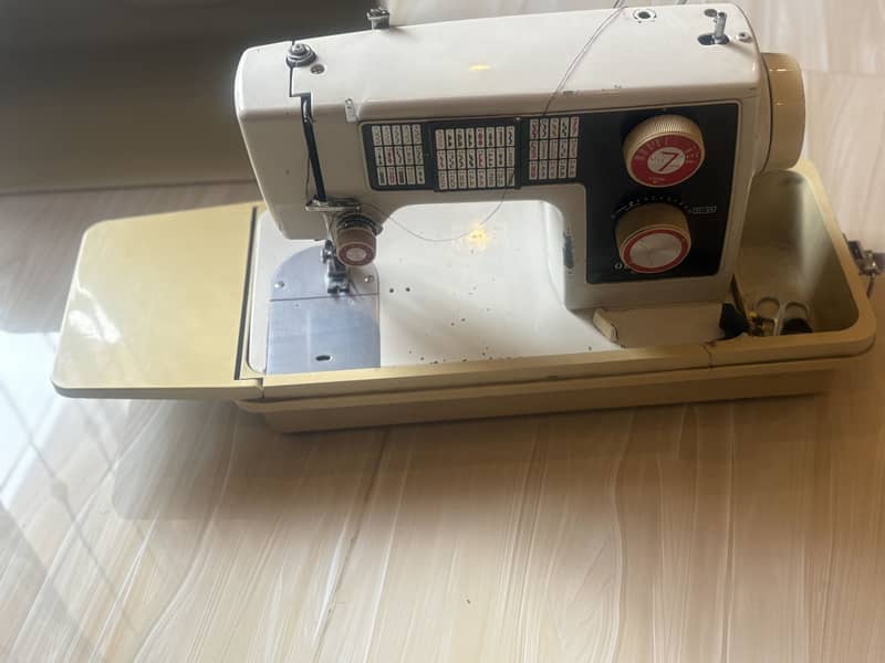 Sewing / over lock machine 3