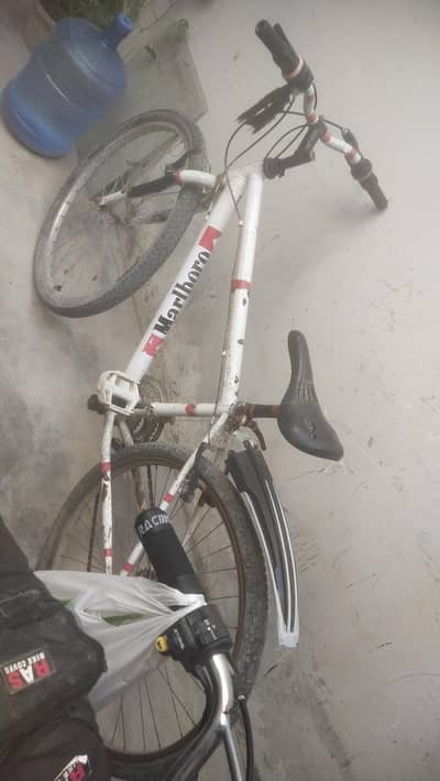 سائیکل بلکل او کے ہے بس پچھلے ٹائر میں ہوا نہیں ہے