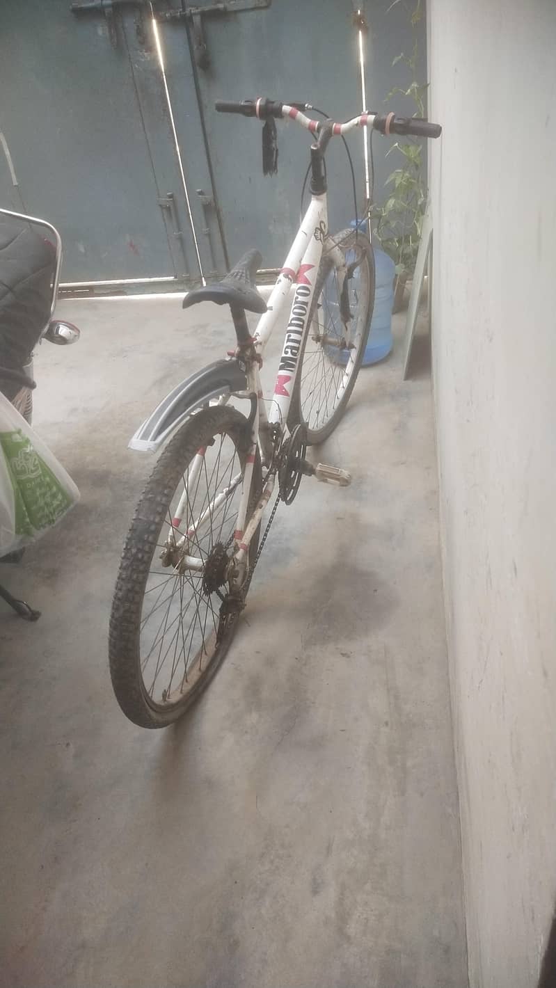سائیکل بلکل او کے ہے بس پچھلے ٹائر میں ہوا نہیں ہے 2