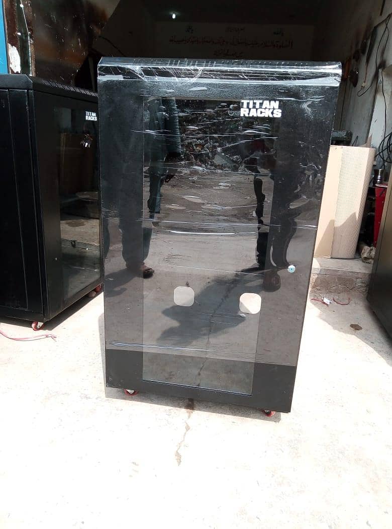 22U Data Rack (Titan Rack) 0