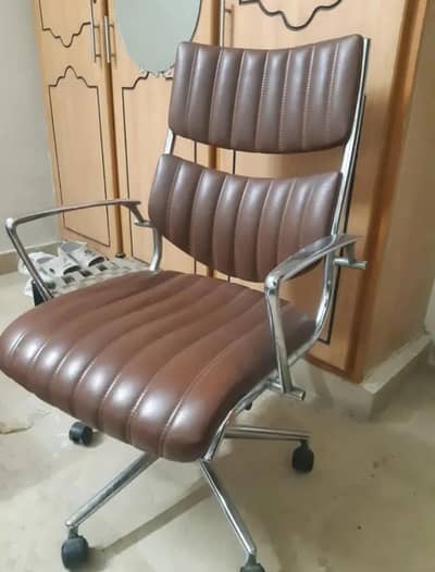 BEST CONDITION OFFICE CHAIR JUST IN 16000 10/10 CONDITION
