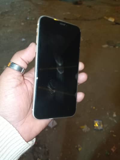 iPhone 11 in Excellent Condition – Full Working