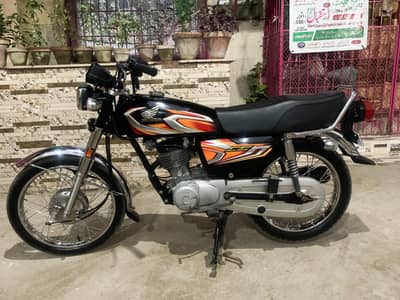 2022 Honda Cg 125 with genuine & well condition Karachi num/urgent sel