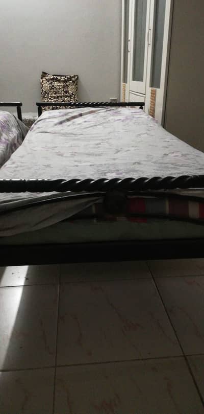 2 single iron bed