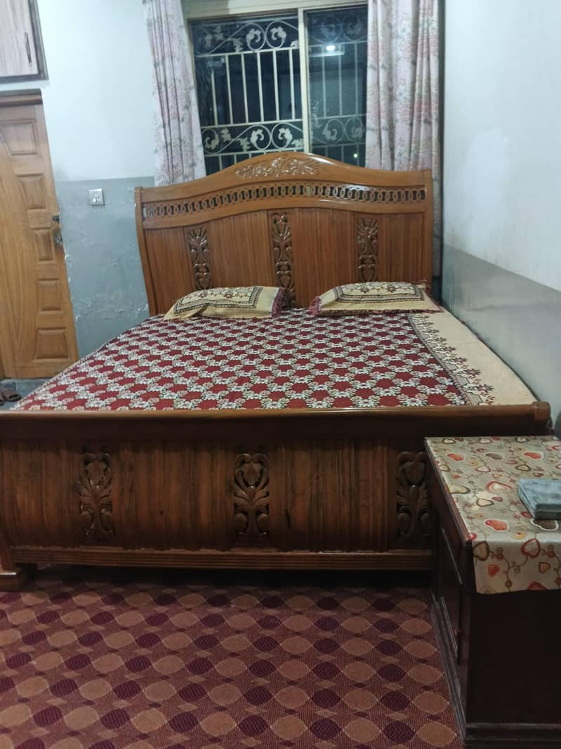 solid wooden bed set 0