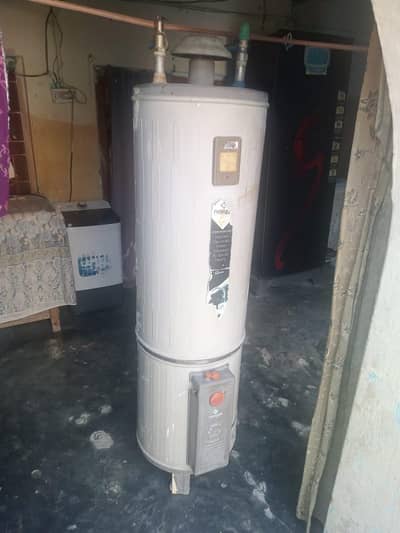 geyser for sale only 2 mouth use like new condition