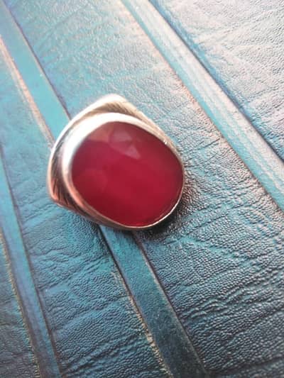 aoa am selling my ring anari yaqoot original. .
