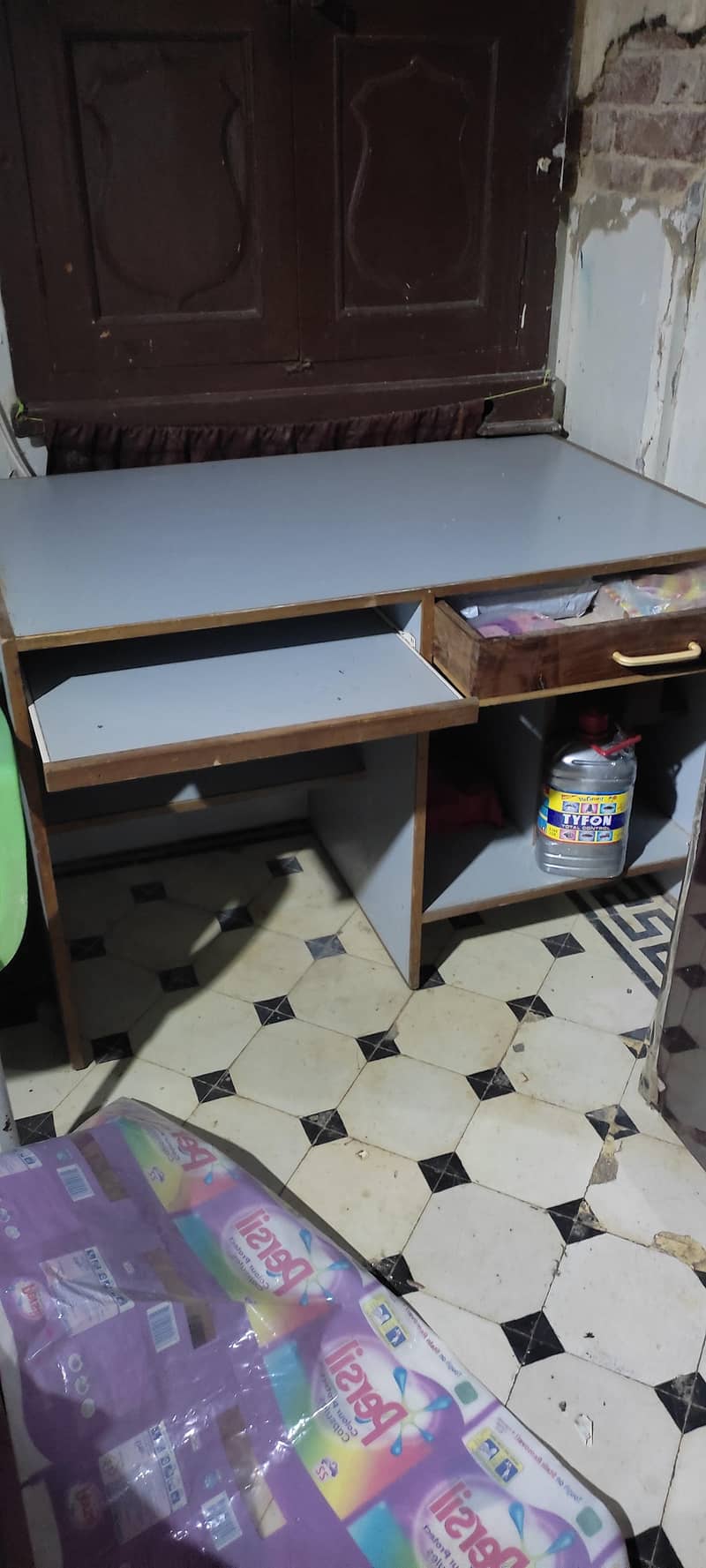 کمپیوٹر ٹیبل۔ 0