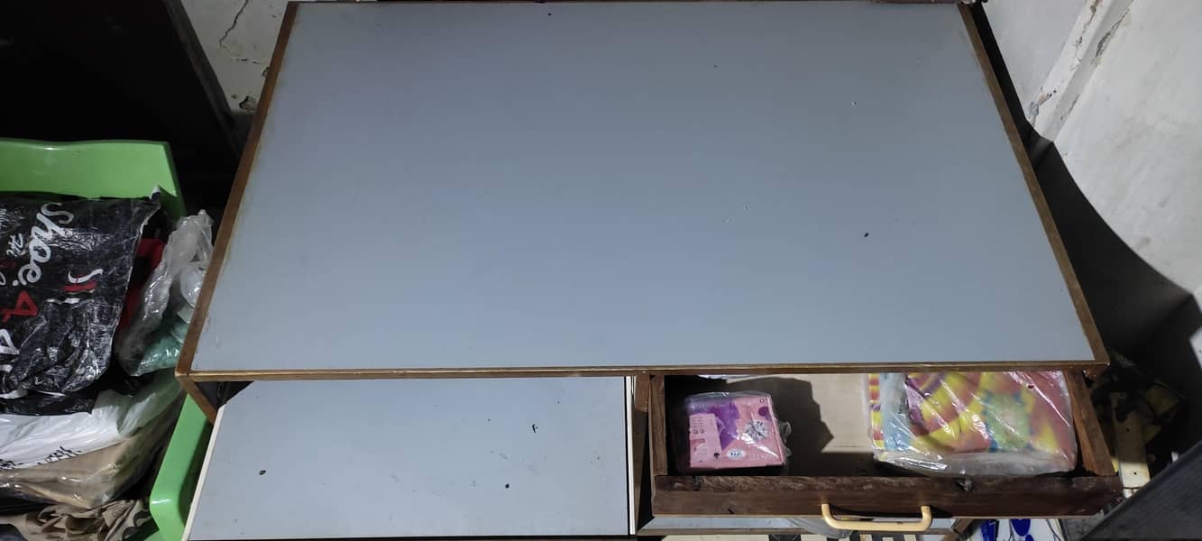 کمپیوٹر ٹیبل۔ 1