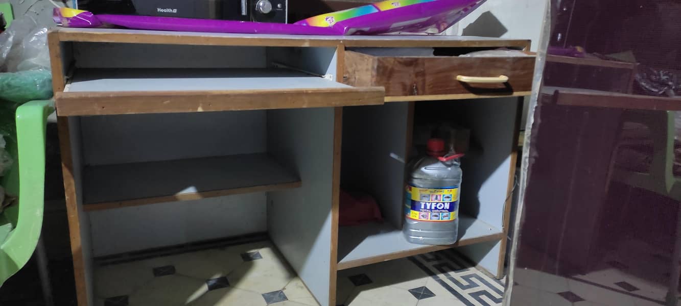 کمپیوٹر ٹیبل۔ 2