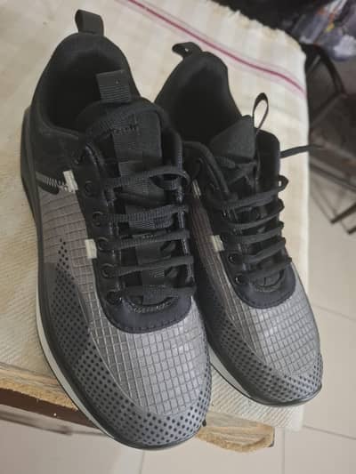 sports Shoes 99.9% new  halfan used only 2 or three times