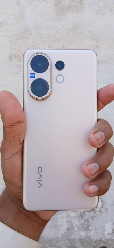 vivo v60 10/10 condition  12 rom 256 gb box charger Sath hai