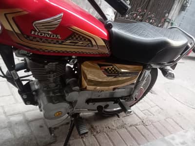 10/10 condition Honda 125 self start red colour