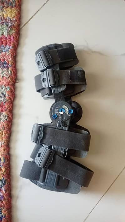 KNEE BRACE