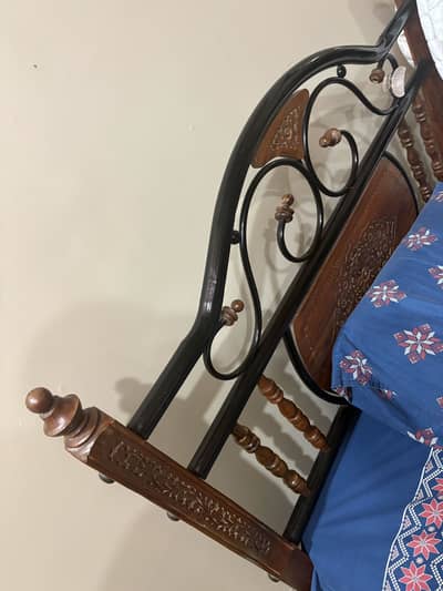 2 single beds for sell are available in good condition