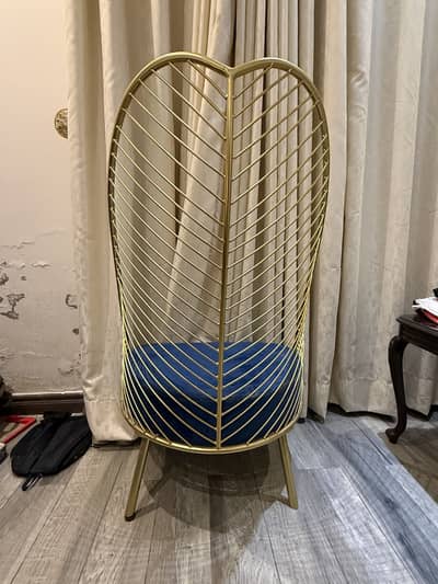 Leaf chairs made of iron gold color