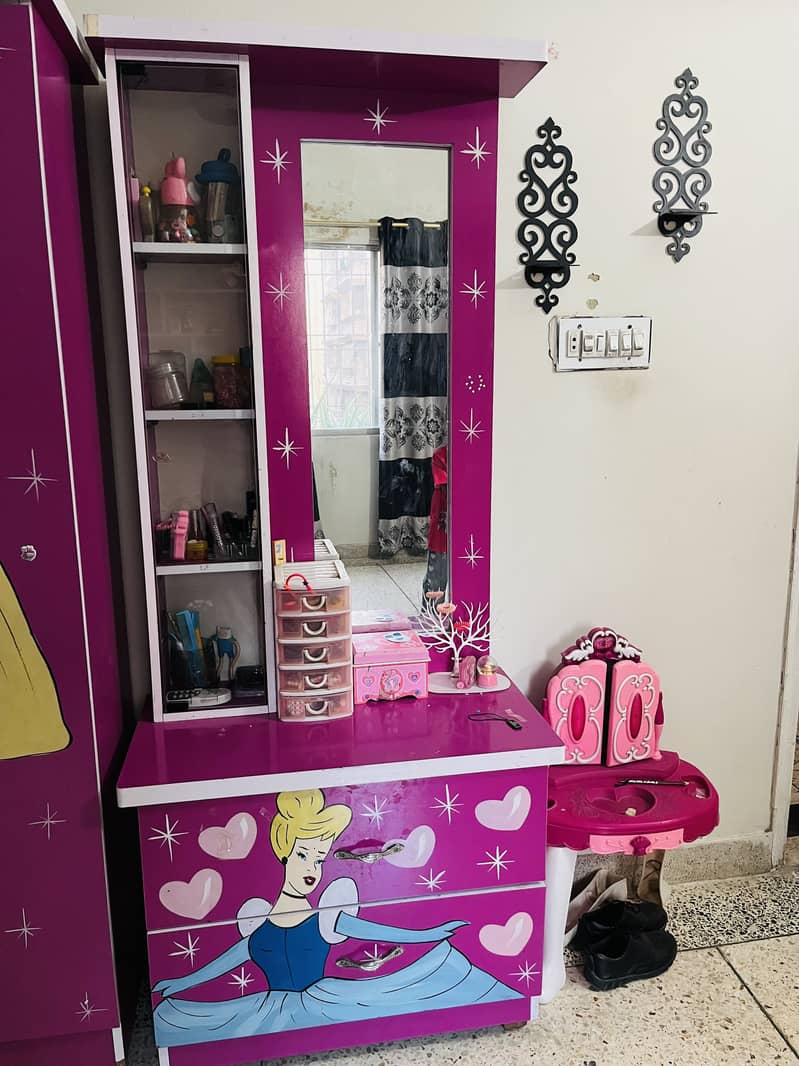 Dressing table nd cupboard 3