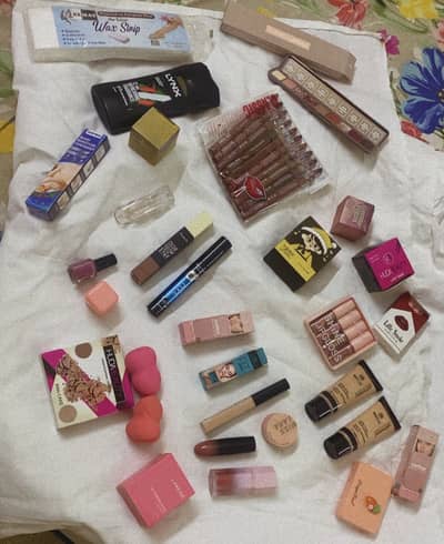 Face makeup and foundation