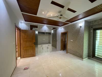 10 Marla Full Renevoted 3 Bedroom Apartment Available For Rent in Sec B Askari 11 Lahore Cantt