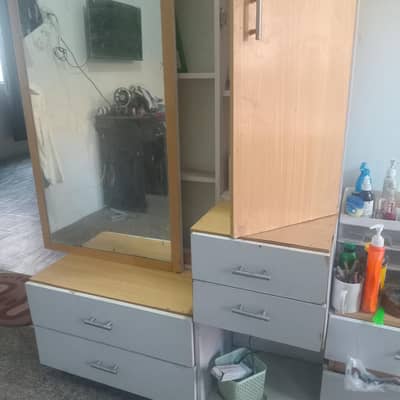 dersing table condition good