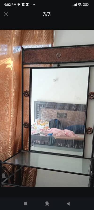 Dressing table ki condition 10 by 10   full mirror shamyed