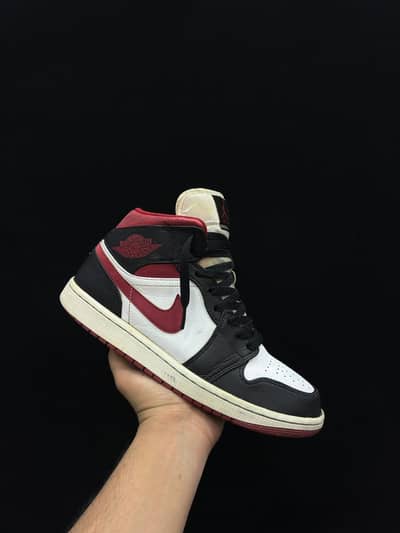 NIKE JORDAN 1 MID